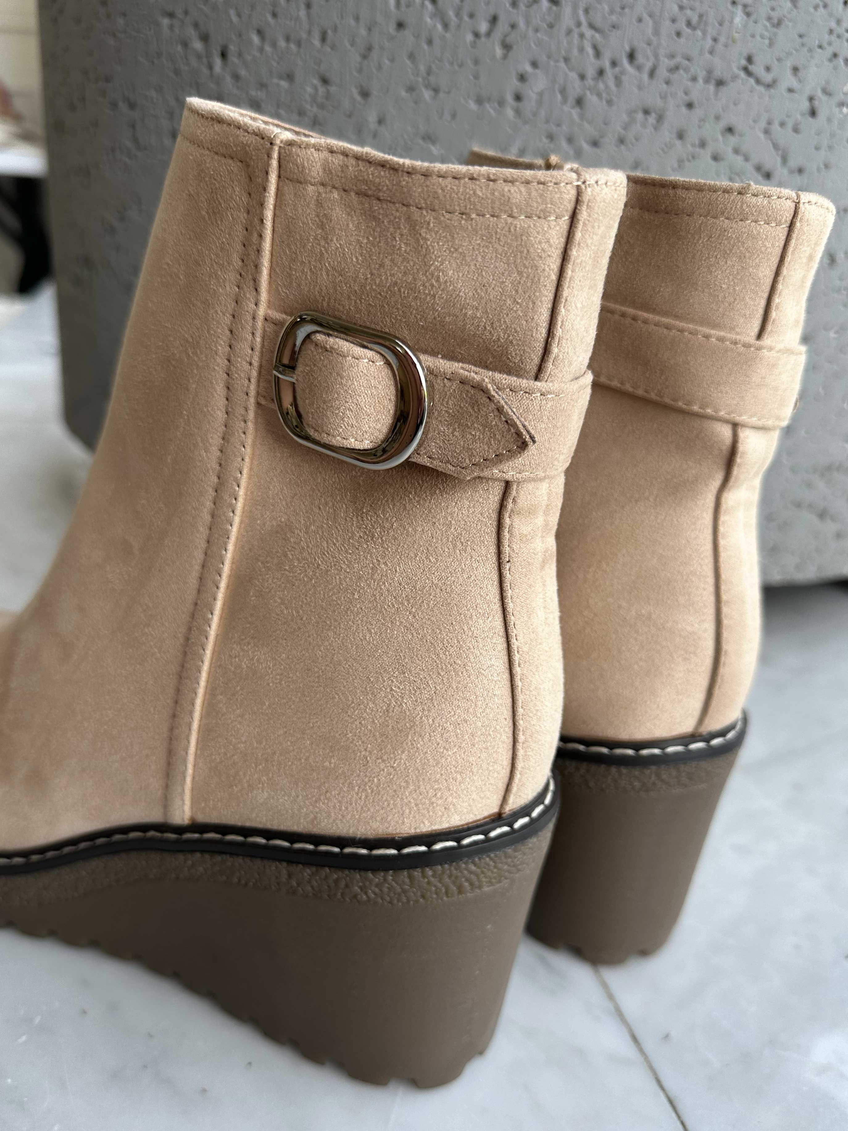 Carola - Støvle med kilehæl og sølv spænde